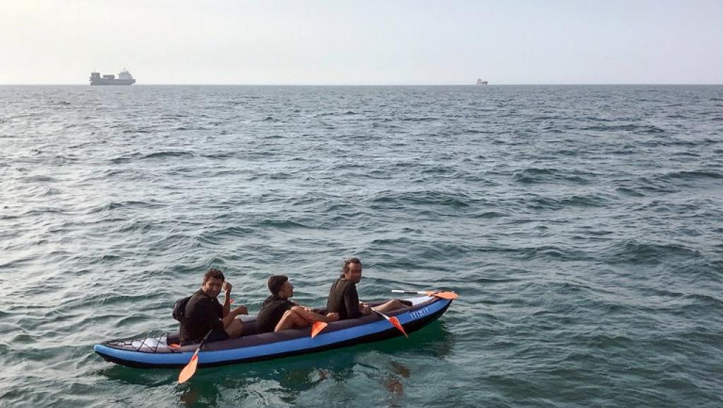 Rescatan a más de 40 migrantes que intentaban cruzar en botes de Francia a Reino Unido