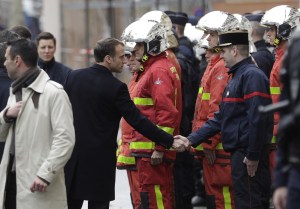 Macron visita el Arco del Triunfo para comprobar desperfectos tras disturbios
