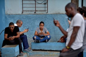 Atrincherados pero armados con internet, jóvenes cubanos desafían al gobierno