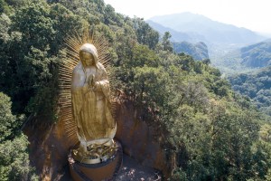 Dos millones de peregrinos llegan a la capital de México para honrar a la Virgen de Guadalupe (FOTOS)