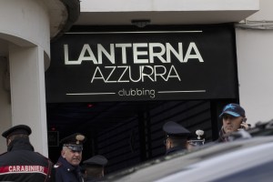 Autoridades italianas investigan el factor que desencadenó estampida mortal en discoteca