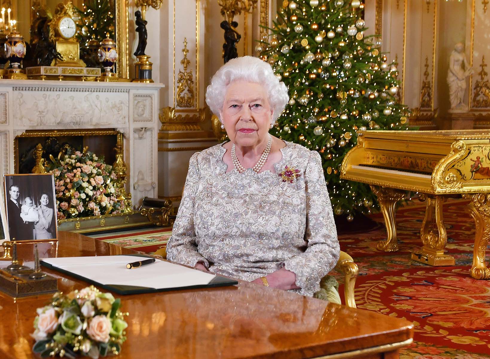 La reina Isabel dice que ha estado ocupada con dos bodas, dos bebés y otro que se espera pronto