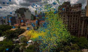 Miles de globos tiñen el cielo de Sao Paulo para dar la bienvenida al 2019 (Fotos)