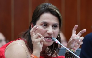 Senadora Holguín: Quien esté contra la narcodictadura de Maduro tiene que actuar para que caiga (Video)