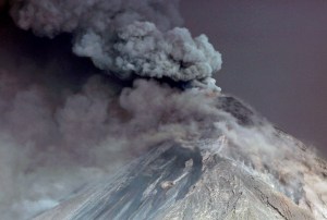 Volcán de fuego de Guatemala muestra de siete a nueve explosiones por hora