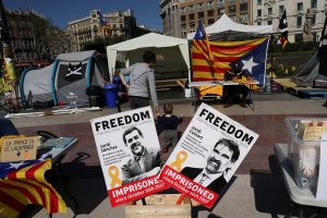 Dos dirigentes independentistas catalanes empiezan huelga de hambre