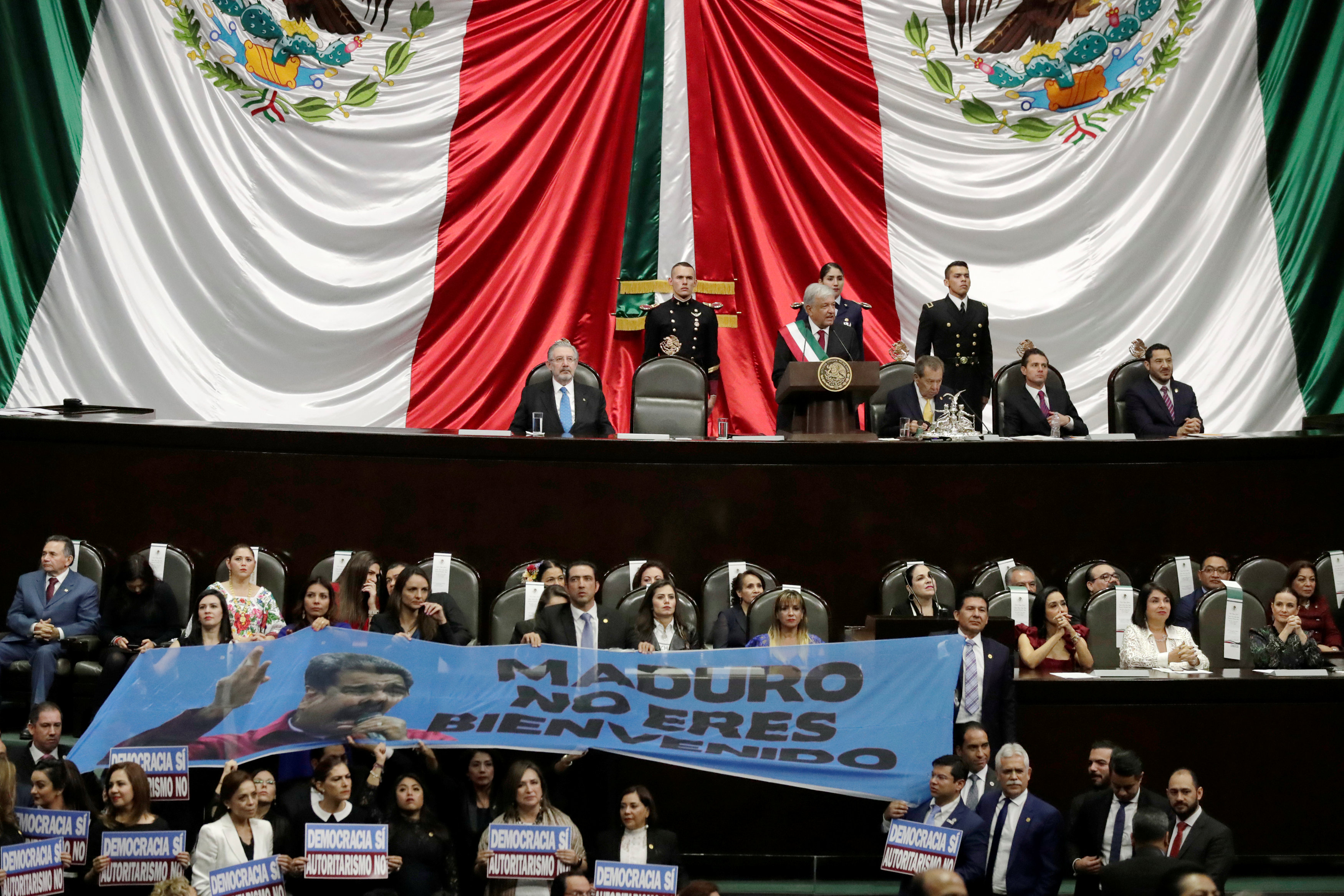 Al grito de “¡Dictador!” rechazan a Nicolás Maduro en el Congreso de México (Video+Pancarta)
