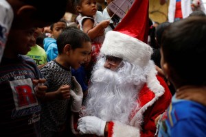 “Santa en las calles” regaló juguetes, comida y ropa en la Cota 905 (Fotos)