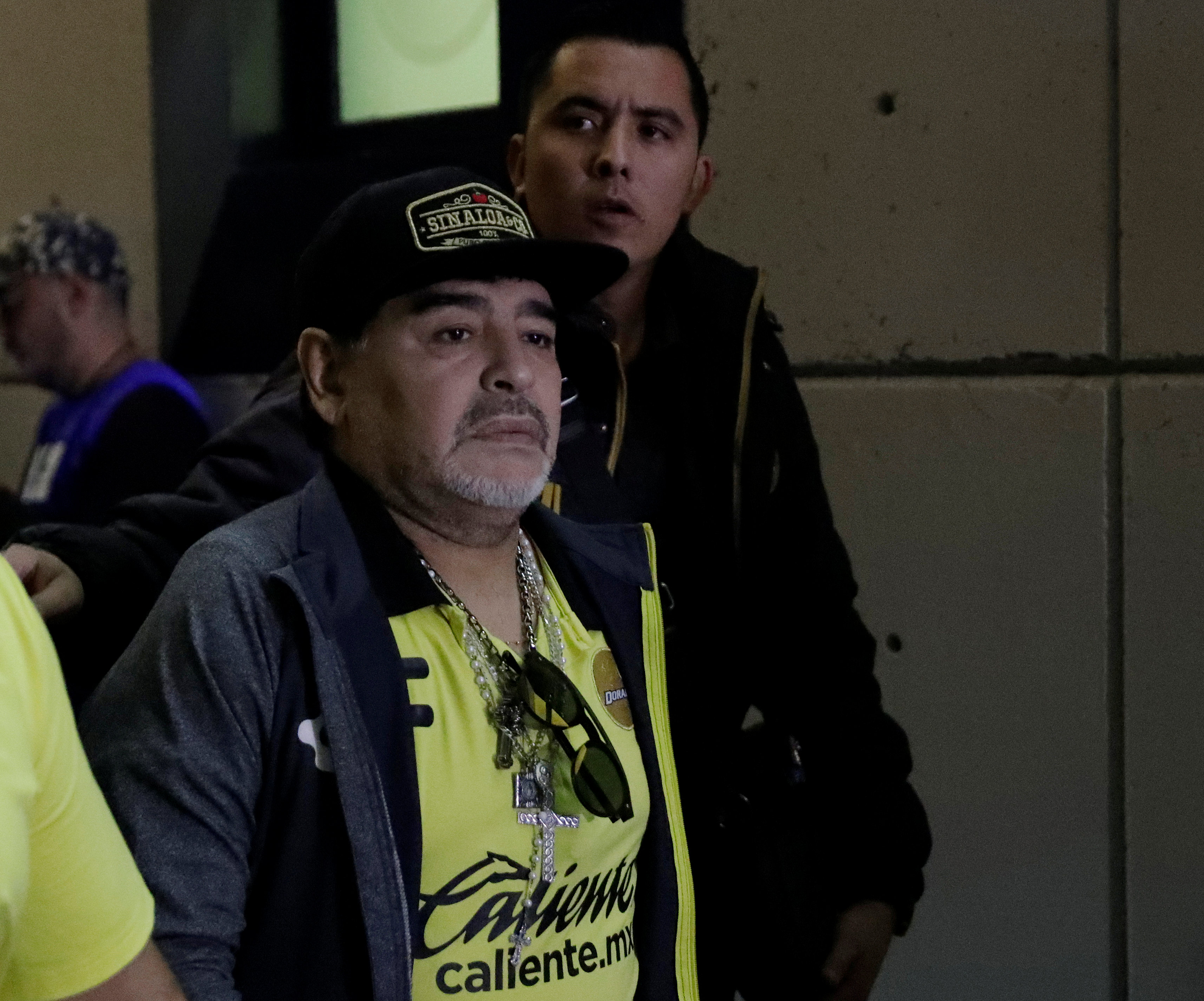 EN VIDEO: Un desquiciado Maradona se descontrola y sale lanzado hacia hinchada que cantaba en su contra