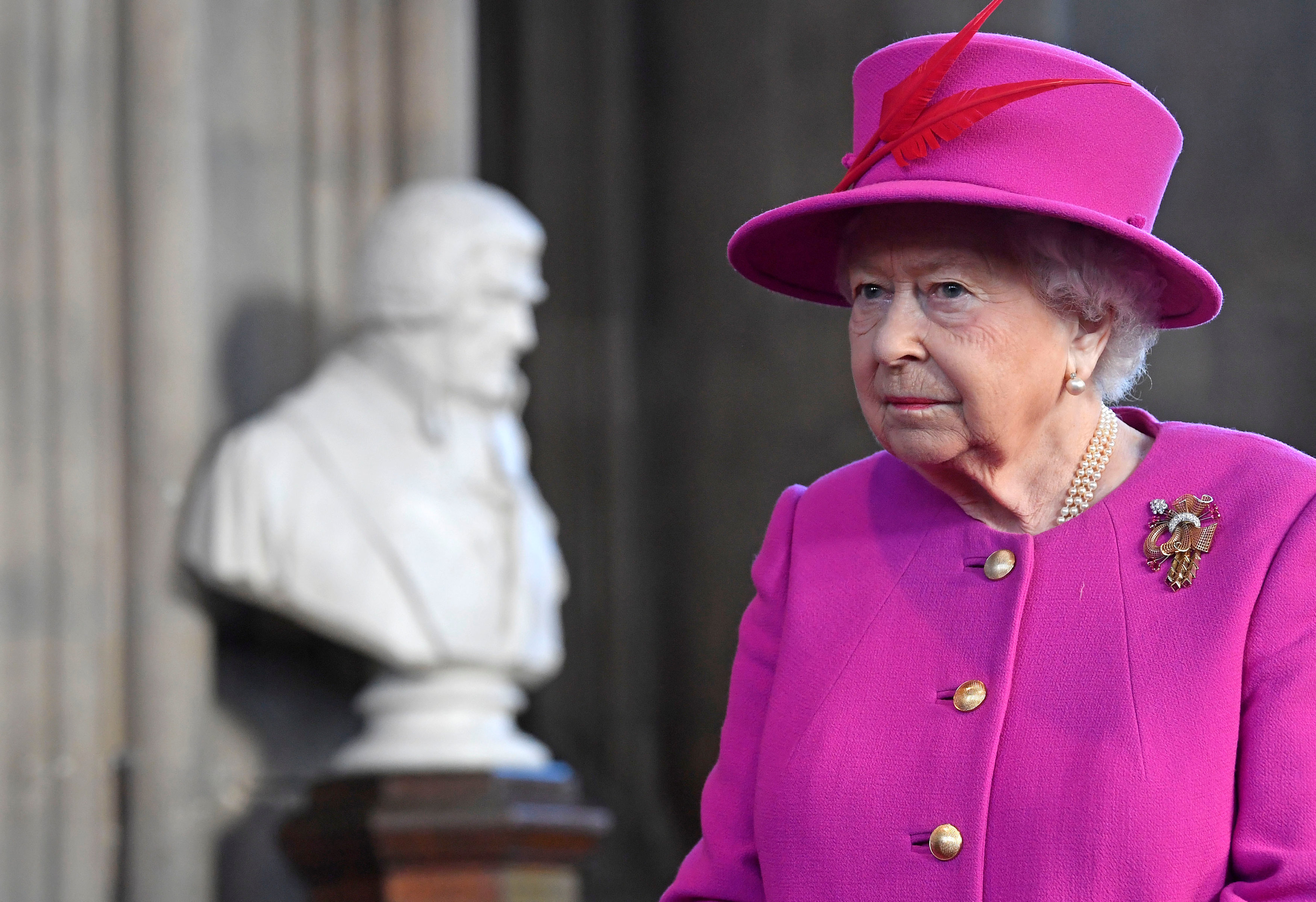 La reina Isabel II envía condolencias a Indonesia por las víctimas del tsunami