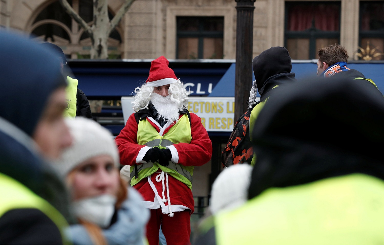Movilización de “chalecos amarillos” en Francia lleva pocos manifestantes (fotos)