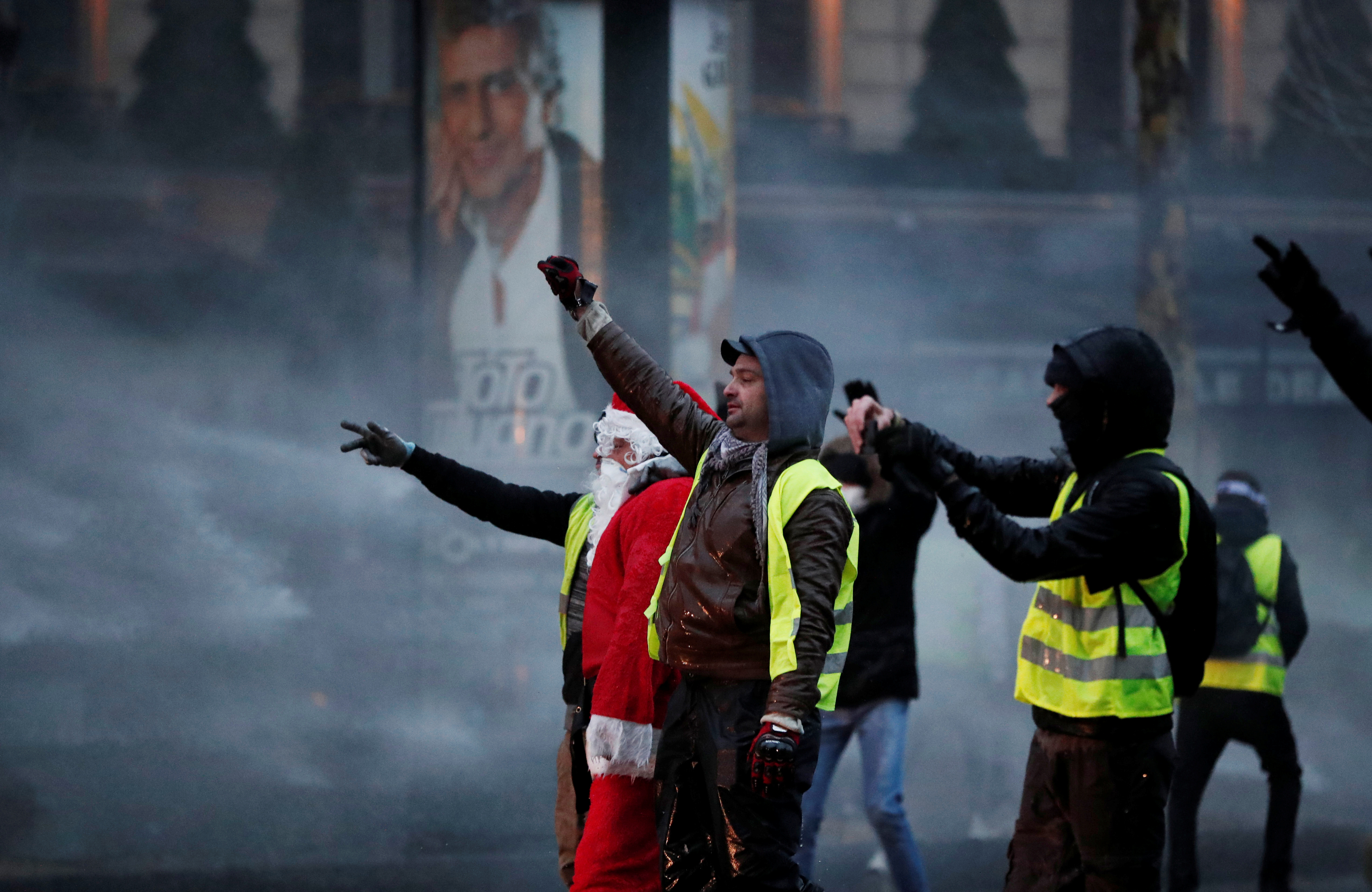 Macron llama al orden y la paz en Francia tras las protestas de los chalecos amarillos