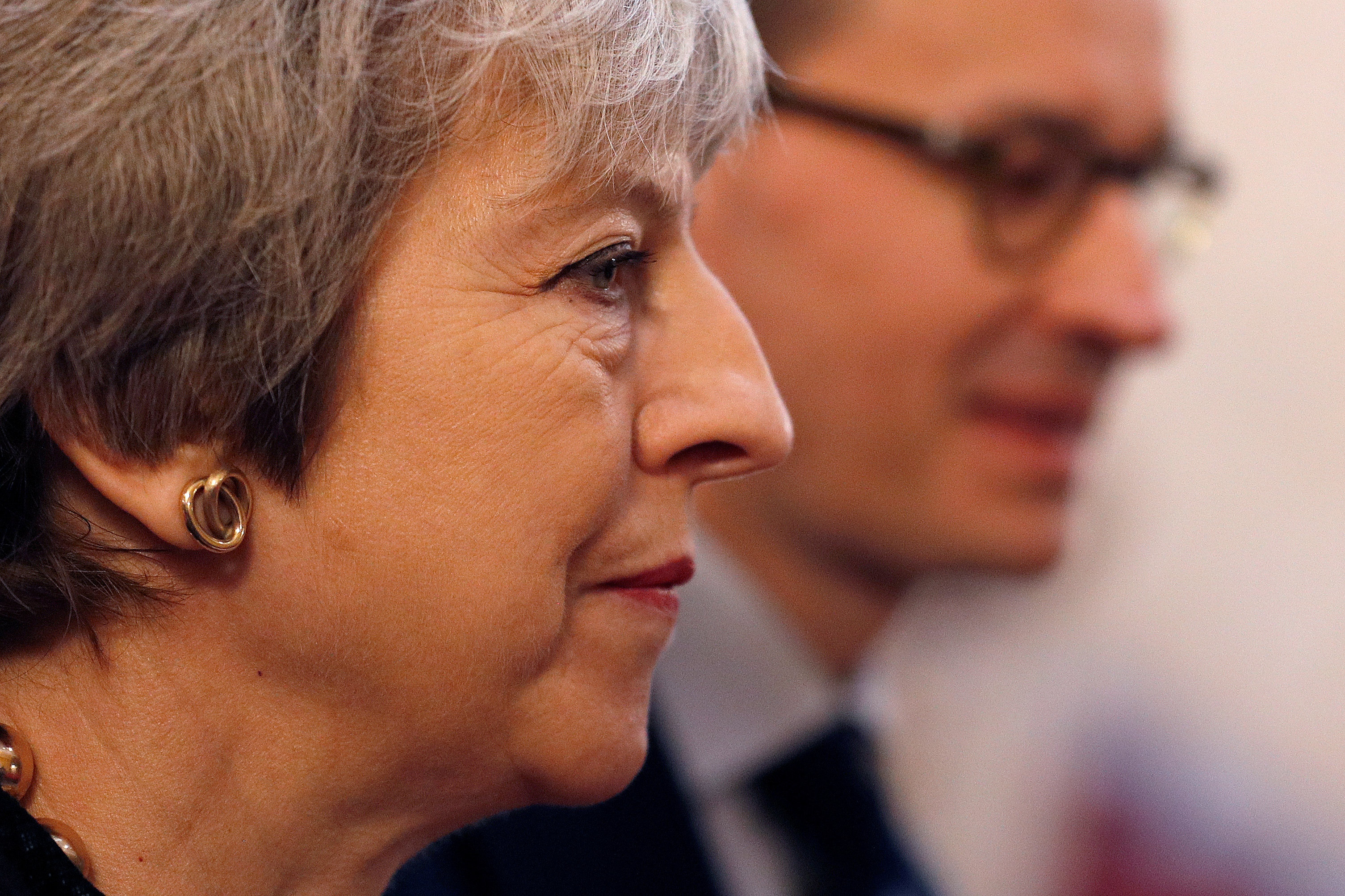 Un exministro advierte a May: O cambia el brexit o irá a la oposición