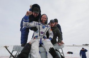 Astronautas regresan a salvo a la Tierra desde la Estación Espacial Internacional