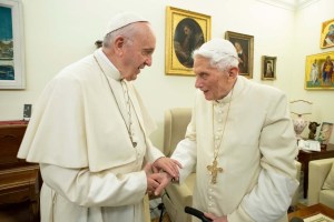 El papa Francisco homenajea a Benedicto XVI en la entrega de los premios Ratzinger