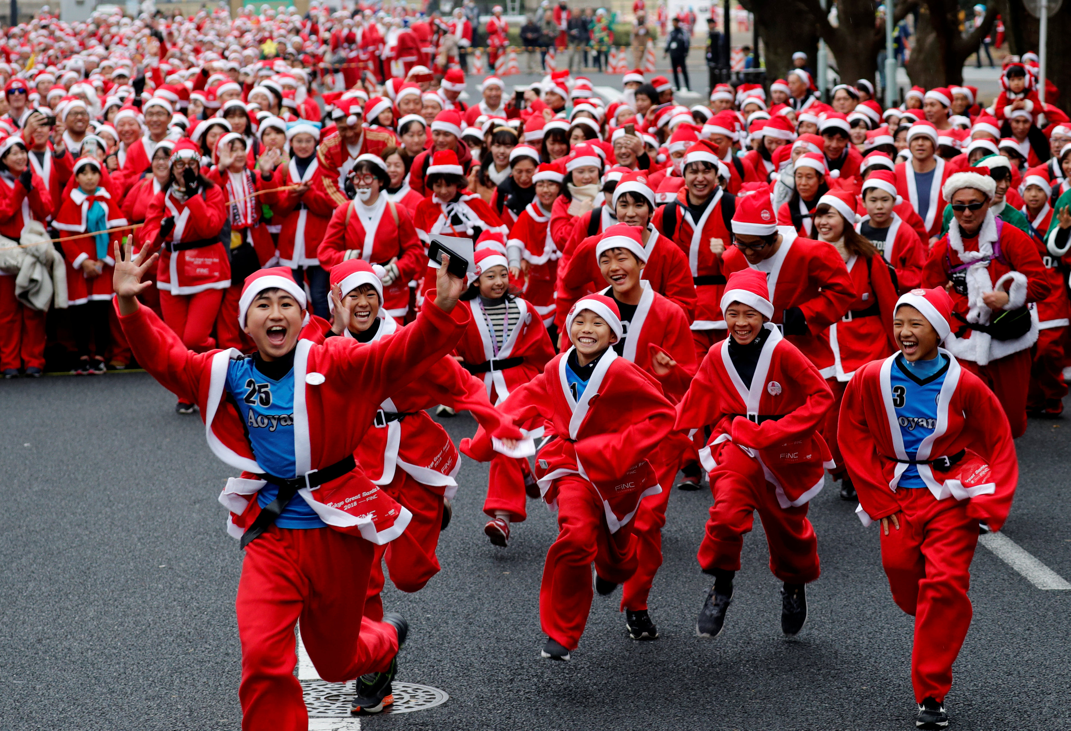 EN IMÁGENES: Más de 2 mil personas corrieron por las calles de Tokio vestidos de Santa Claus