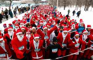 En el frío invierno ruso, miles corren disfrazados de Santa por una causa benéfica (Fotos)