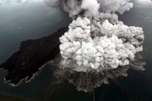 La impresionante erupción del volcán Anak Krakatau que causó el mortal tsunami en Indonesia (vistas aéreas)