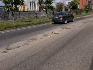 Huecos deterioran los vehículos que transitan por la avenida Rotaría de San Cristóbal (Fotos y Videos)
