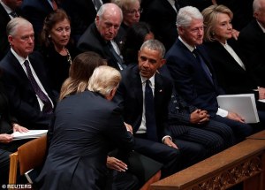 Rostro de piedra: Así ignoró Hilary Clinton a Trump durante el funeral de Bush padre (Fotos y Video)