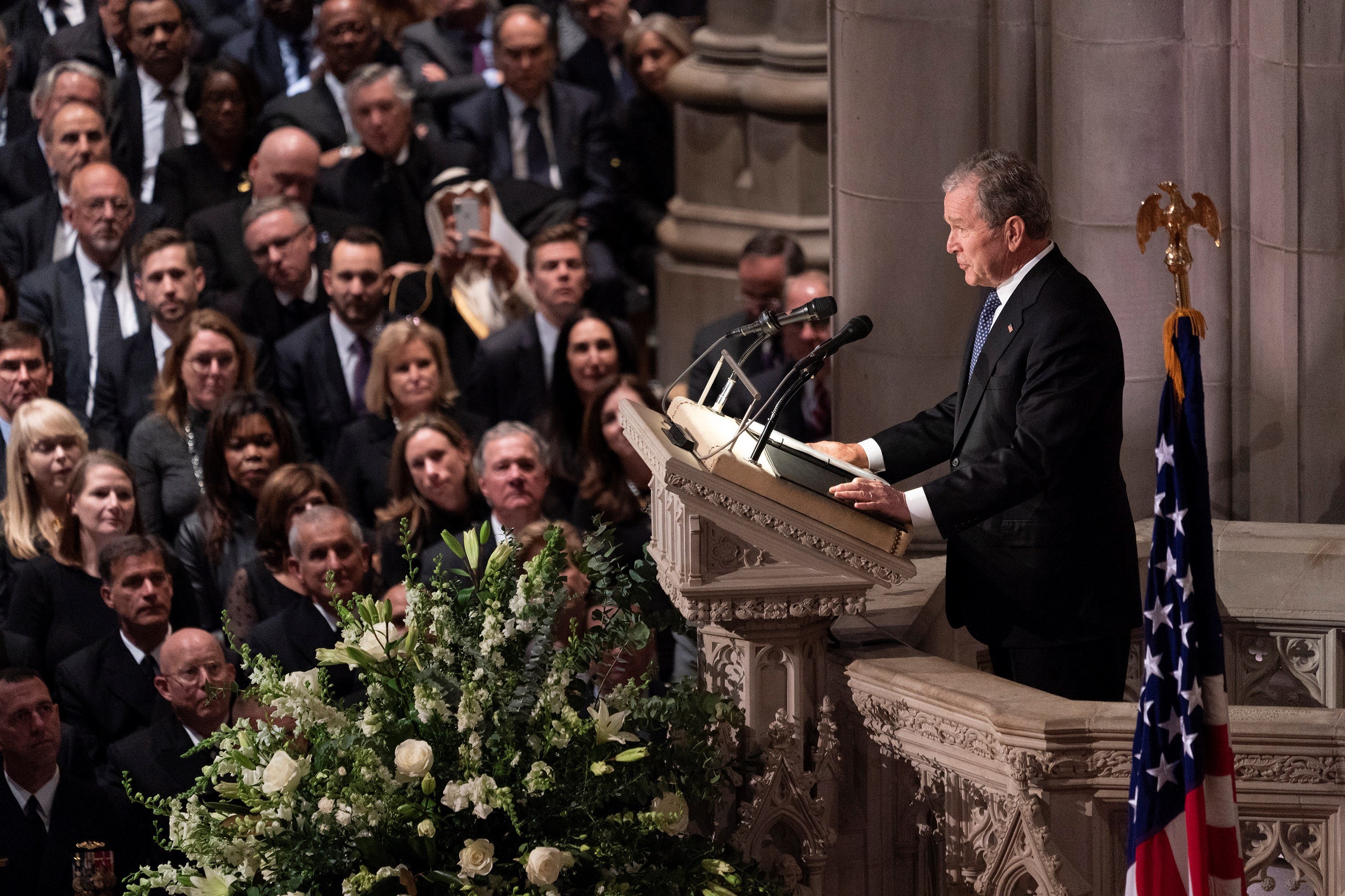 El momento más emotivo del expresidente George W. Bush en el funeral de su padre (Video)