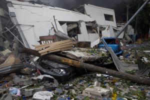 Sube a cinco la cifra de muertos por explosión en fábrica de plásticos en Santo Domingo