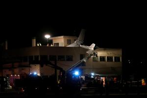Al menos dos muertos al estrellarse una avioneta en un edificio cerca de Barcelona (FOTOS)