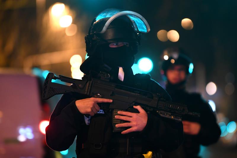 La policía pone en marcha un dispositivo cerca de la catedral de Estrasburgo tras el tiroteo