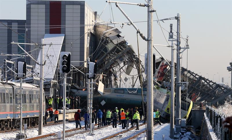 Detenidos 3 empleados de ferrocarriles turcos por accidente con 9 muertos