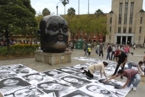 Retratos gigantes cubren Colombia en solidaridad con los migrantes venezolanos (FOTOS)