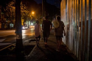EN FOTOS: Los niños de la calle, hijos de la revolución, corren multiplicados por Caracas