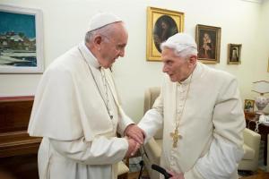 El papa Francisco visita a Benedicto XVI y le felicita la Navidad (fotos)