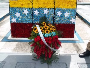 Ni Bolívar se salva: Pusieron ofrendas florales para conmemorar al Libertador pero las robaron poco a poco (FOTOS)
