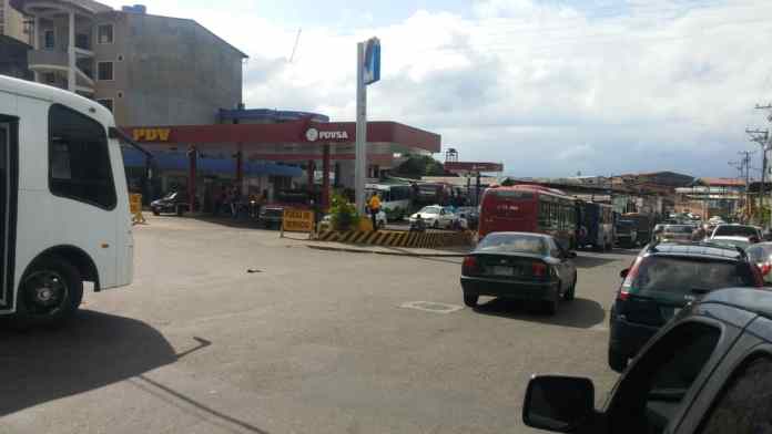 Siguen las desesperantes colas para abastecer de combustible en Táchira