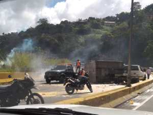 Conato de saqueo a camión volcado en Tazón terminó en represión #22Dic