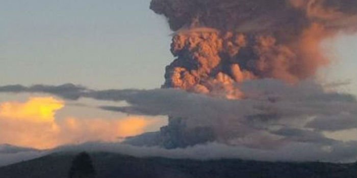 Volcán ecuatoriano Reventador emitió columnas de gas de más de 500 metros