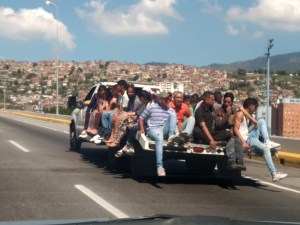 Unos 20 potenciales suicidas transitando en una autopista de Caracas (fotos)
