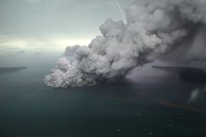 El hijo del legendario volcán Krakatoa provoca una nueva tragedia en Indonesia (FOTOS)