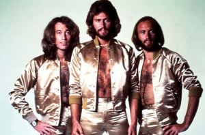 Hits imbatibles, excesos y muerte: Los secretos de la exitosa y trágica historia de los Bee Gees