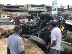 Full “revolucionario”:  Camión de Hidrocapital cae en hueco que habían abierto para reparar una tubería (no es chiste)