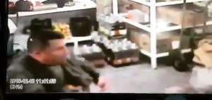 Malandro con uniforme: Graban a GNB robando harina PAN en Bejuma (Video)