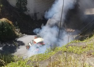 Se incendió un vehículo en la Cota Mil a la altura del distribuidor La Castellana #11Dic (video)