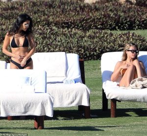 El bikini “márcalo TODO” de la hermana de Nicole Richie junto a su “rival” Kardashian (HOT)
