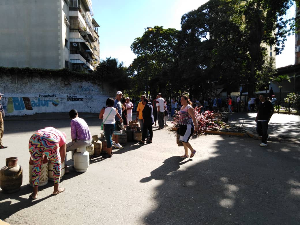 Vecinos cierran la avenida Andrés Bello para exigir pernil navideño y gas doméstico #31Dic