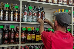 Cómo sobreviven en Venezuela los productores locales de licores