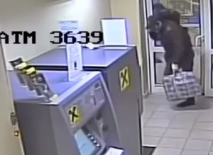 El momento en que un ladrón hace saltar por los aires un cajero y se lleva 30.000 dólares (Video)