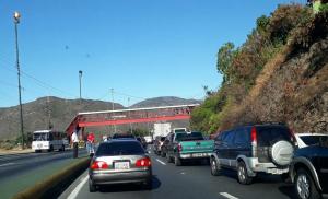 Habitantes del barrio El Limón volvieron a cerrar la autopista Caracas-La Guaira #30Dic