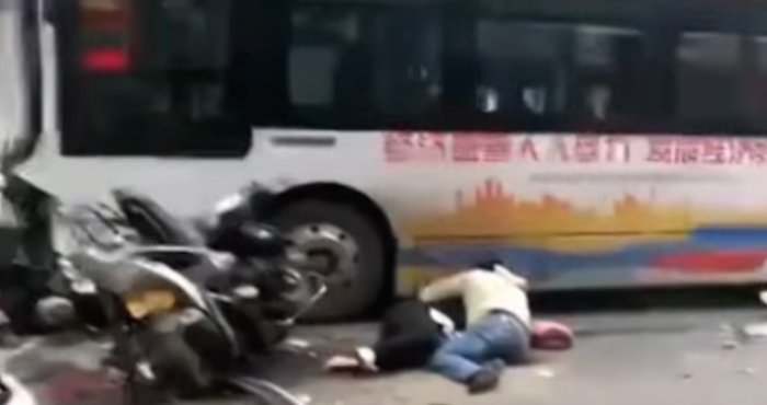 Ocho muertos y 22 heridos durante toma de rehenes y arrollamiento en China (VIDEO)