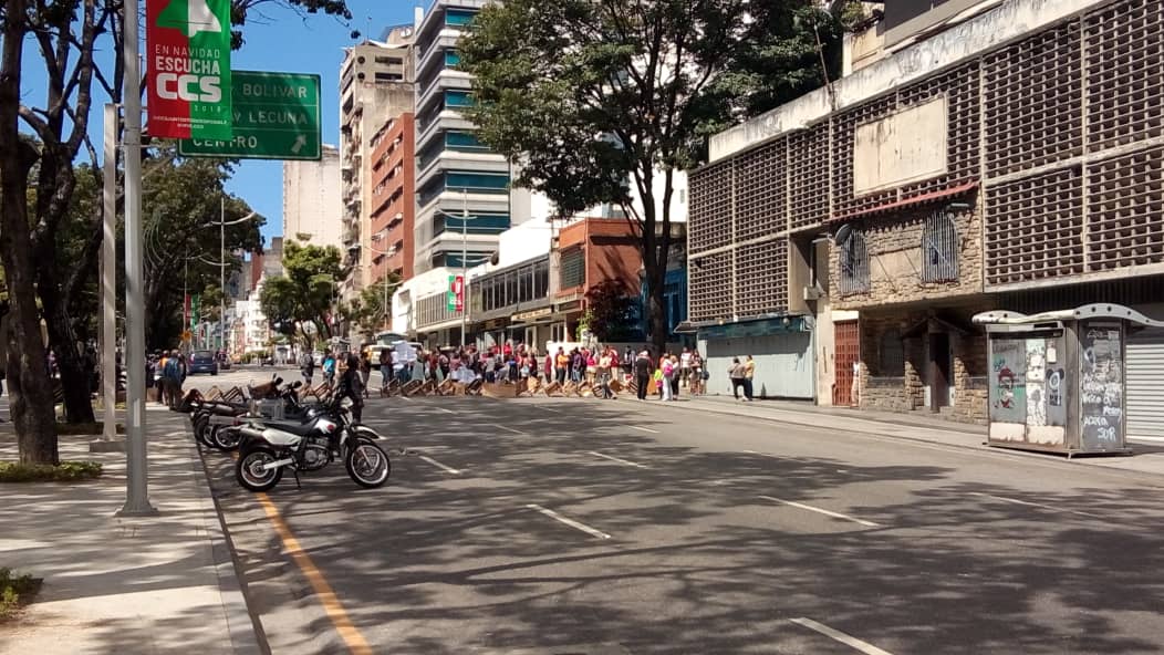 Indignados cerraron la avenida México por no recibir el pernil que ya pagaron #30Dic