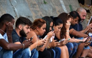 Los cubanos ponen el grito en el cielo ante los precios de internet en los móviles